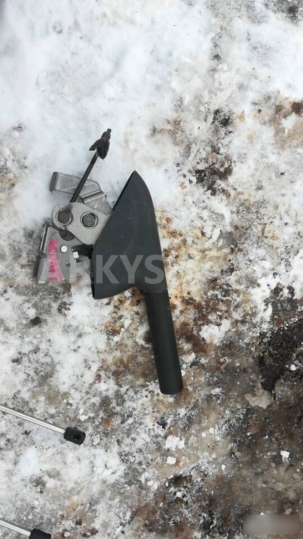 Ручка трос ручника Mitsubishi Colt Z30 (2002—2012) Mitsubishi Colt оригинальный номер 1240023000