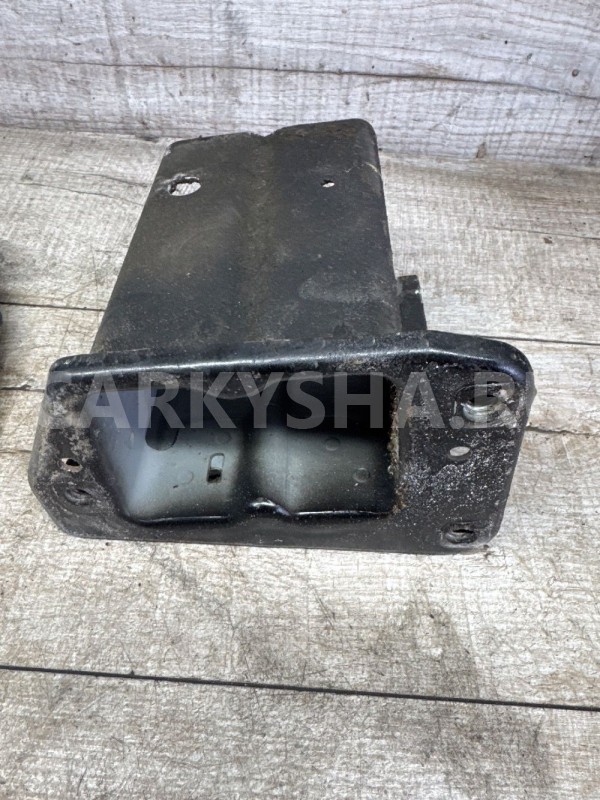 Крепёжная пластина усилителя бампера AUDI A4 Audi A4 оригинальный номер 8k0805500