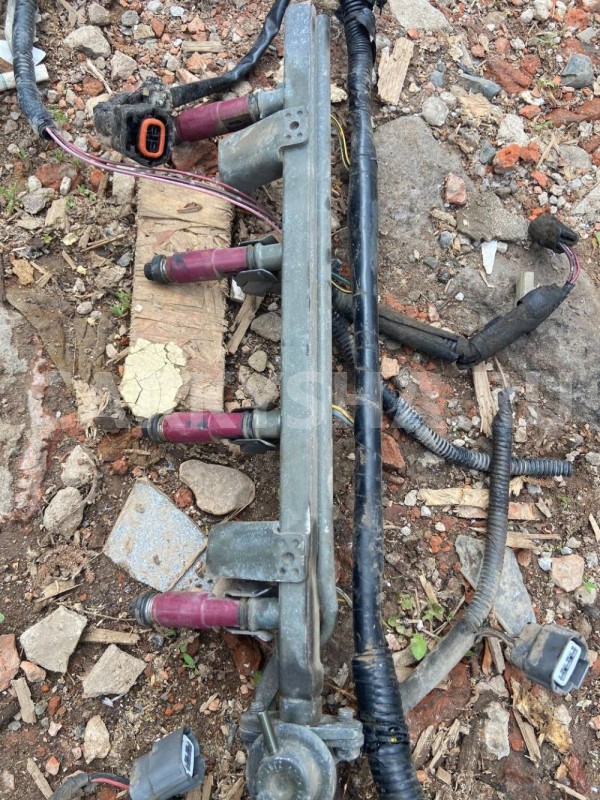 Топливная рампа с форсунками Mazda Demio IDY (2002—2007) Mazda 2 оригинальный номер ZJ0113150A