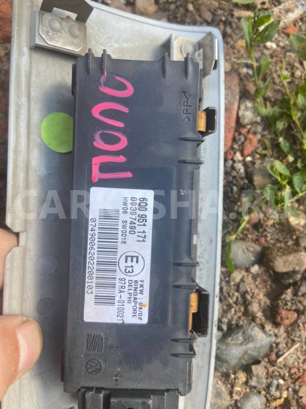 Блок сигнализации (штатной) Volkswagen Polo IV (2001—2005) Volkswagen Polo оригинальный номер 6Q0951171