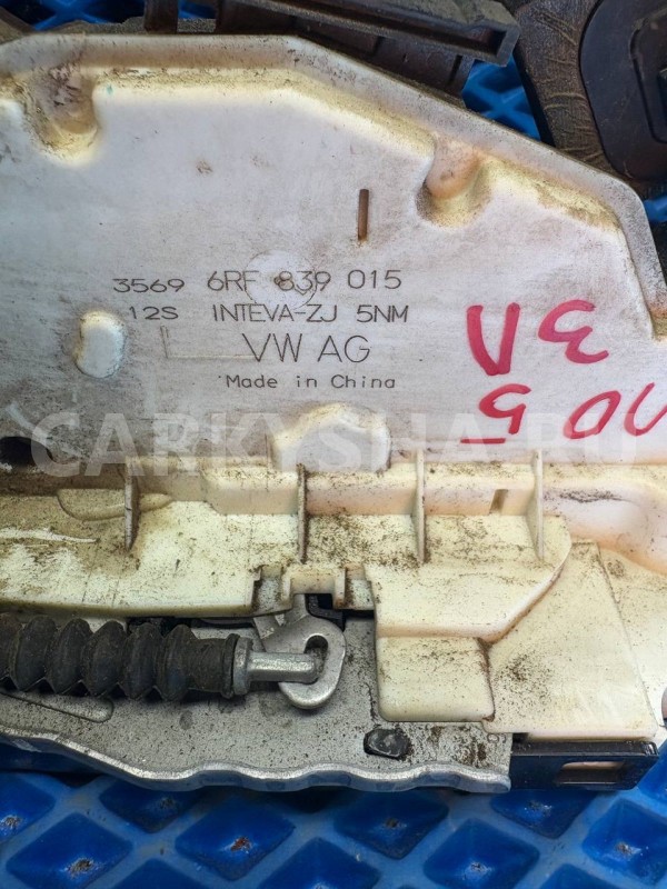 Замок двери задней левой Volkswagen Polo V (2009—2015) Volkswagen Polo оригинальный номер 6RF839015
