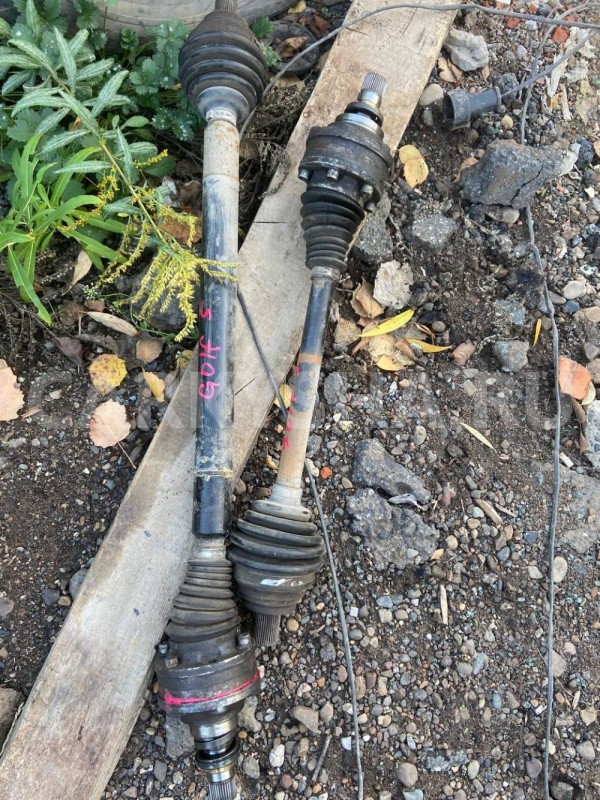 Привод правый (полуось) Volkswagen Golf Mk5 (2003—2009) Volkswagen Golf оригинальный номер 1K0407272KC