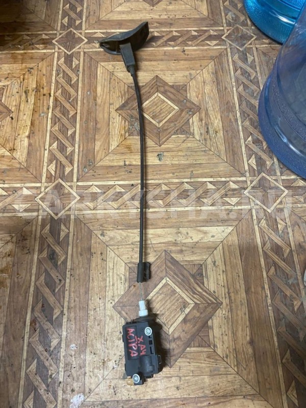 активатор лючка бензобака Opel Astra H (2004—2007) Opel Astra оригинальный номер 13208157