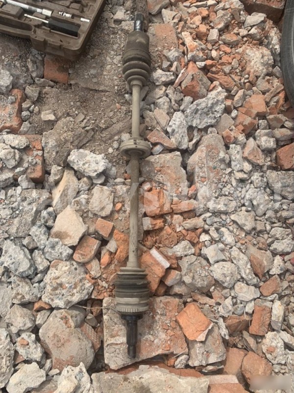 Привод передний правый Mazda Demio DW (1996—2003) Mazda 2 оригинальный номер DW3