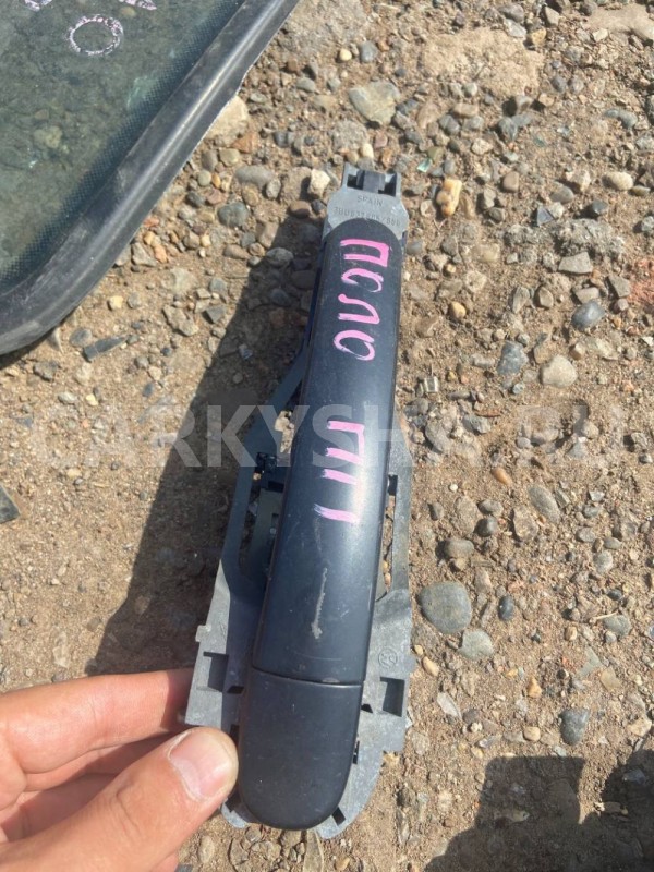 Ручка двери наружная правая Volkswagen Polo IV (2001—2005) Volkswagen Polo оригинальный номер 3B0837207F