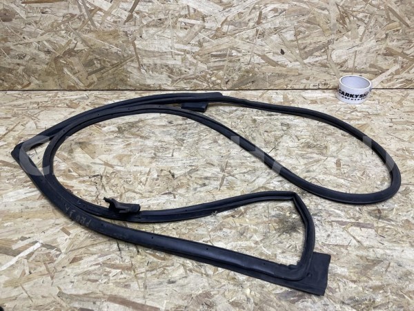 Уплотнитель двери задний правый Toyota Land Cruiser Prado 120 Series Внедорожник 5 дв. оригинальный номер 67871-60100